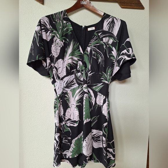 Aritzia Sunday Best Floral Romper. Short sleeves. Pockets. Womens size 8 - Picture 1 of 9